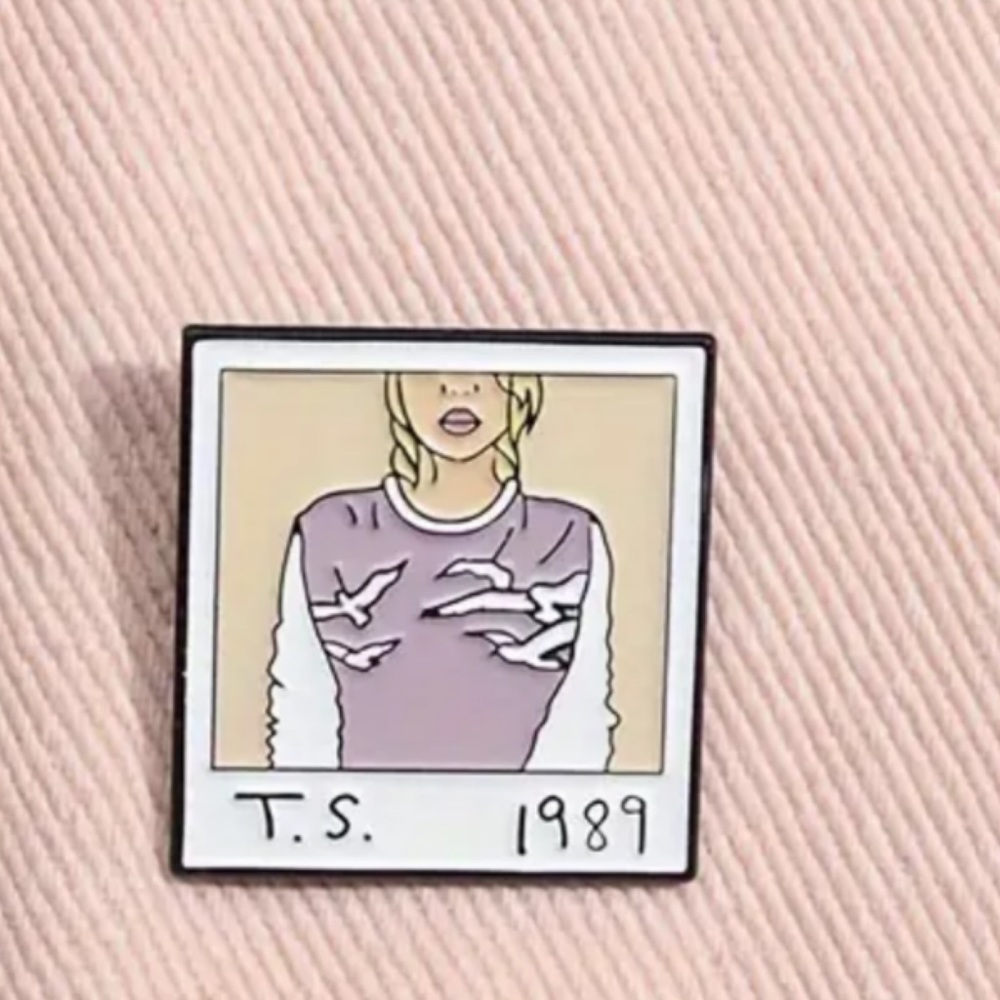 Taylor Swift Themed Enamel Pin of Her Original 1989 Album Cover Brand New
